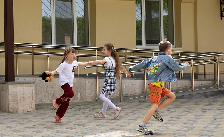 «Много гуляем и играем». Вячеслав Гладков навестил белгородских детей в ПВР Пятигорска