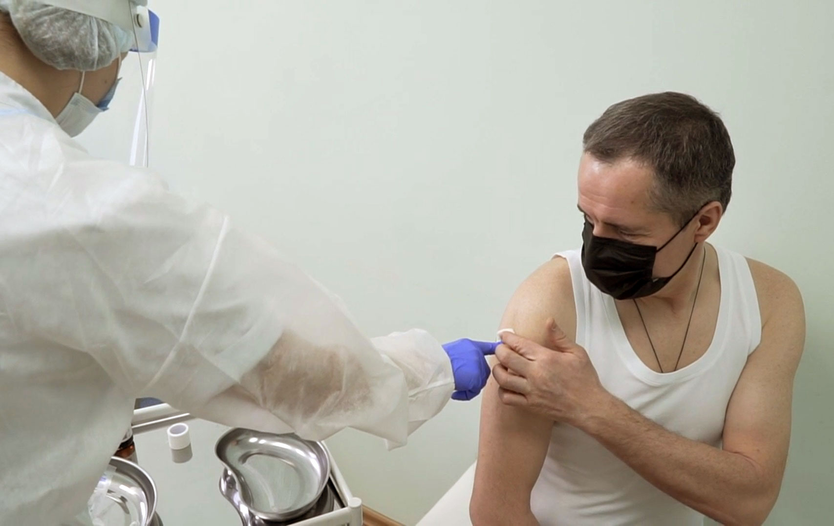 Вячеслав Гладков сделал вторую прививку от коронавируса