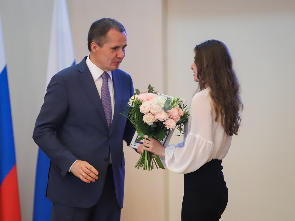 Белгородским 100-балльникам вручили губернаторские премии