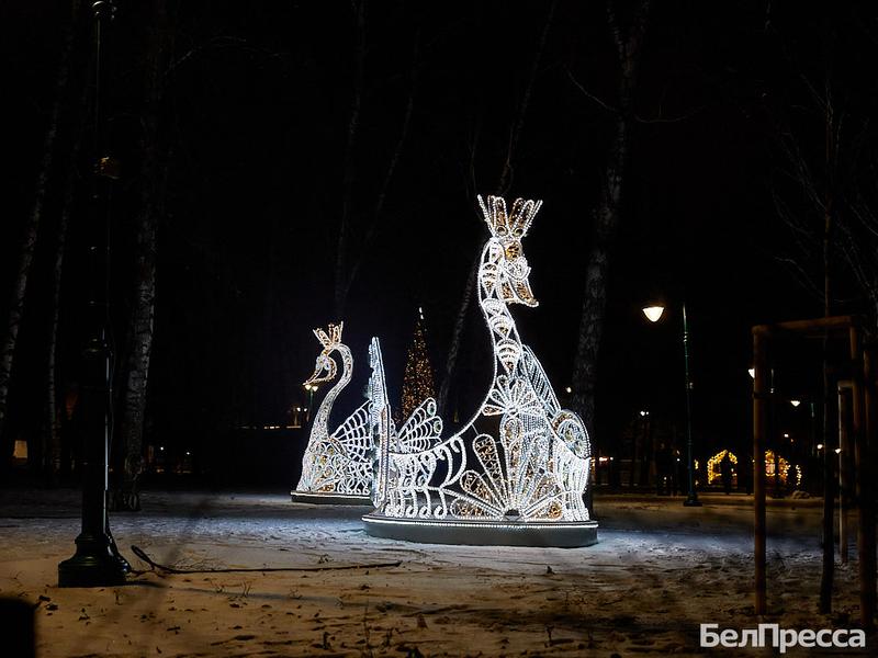 Как Дед Мороз зажёг городские ёлки в Белгороде (фоторепортаж)