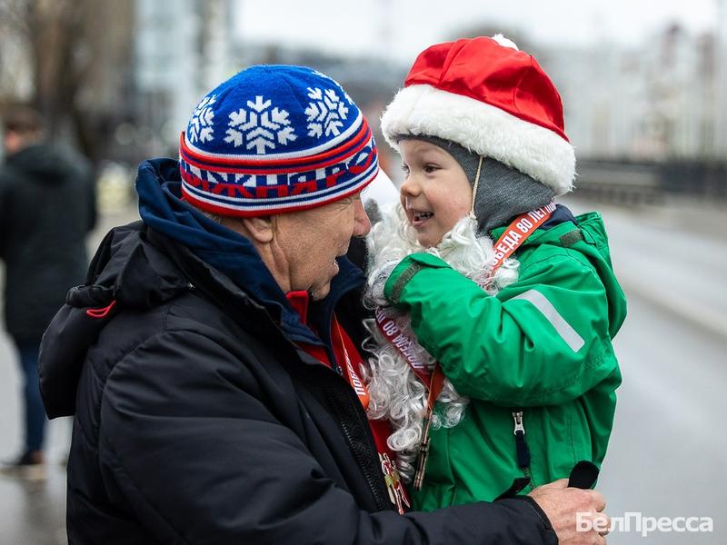 На новогодний забег в Белгороде белгородцы пришли семьями (фоторепортаж)