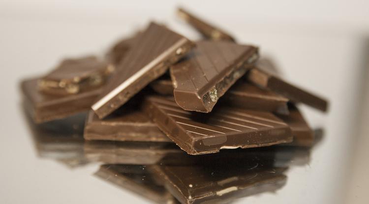 В Белгороде мужчина вынес из магазина 75 плиток шоколада