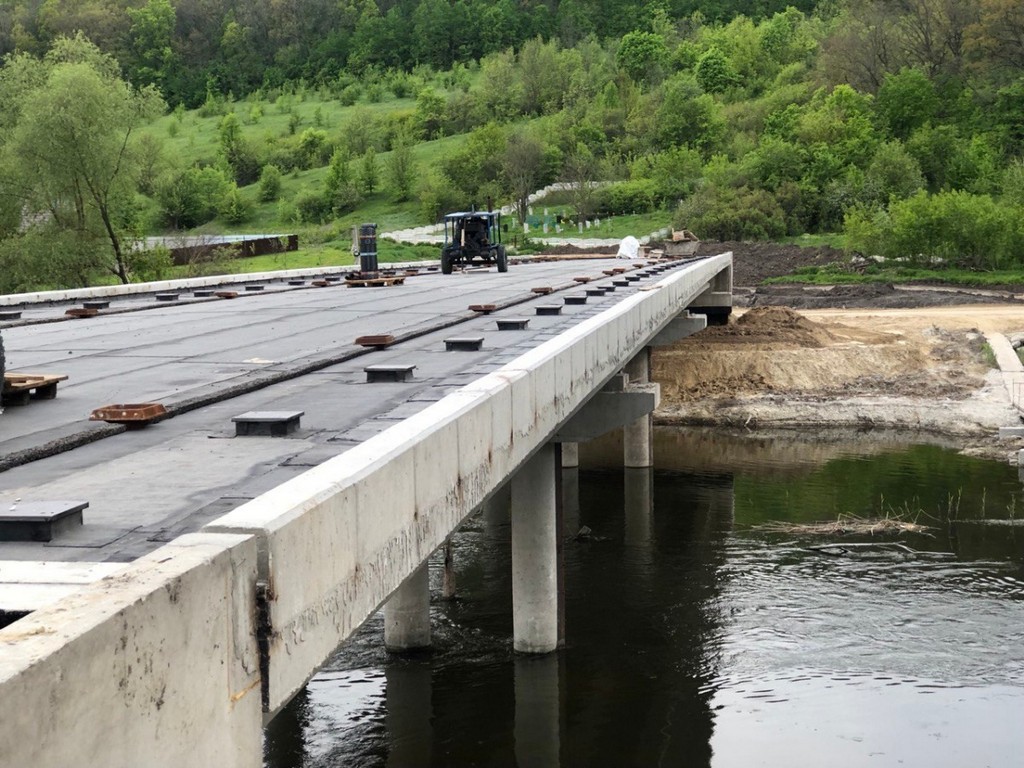 В Валуйском округе строительство моста через реку Оскол завершили на 80 %