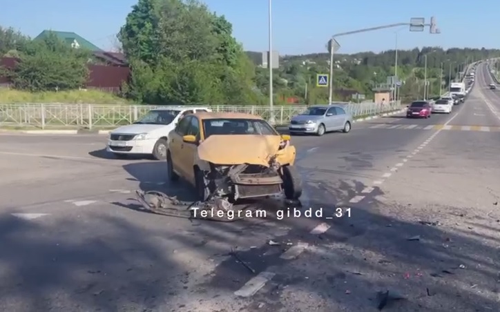 Под Белгородом столкнулись иномарка и мотоцикл