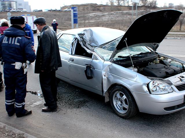 В Белгороде «Приора» протаранила припаркованную «Газель»