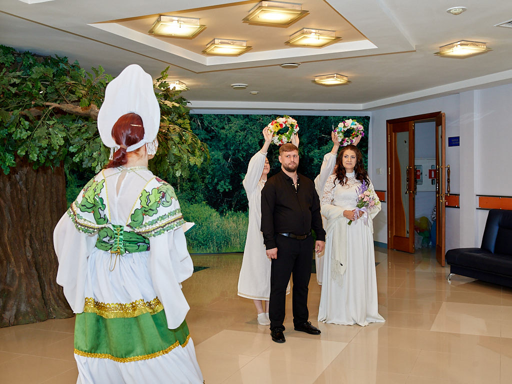 В Дубовском ДК сыграли обрядовую свадьбу
