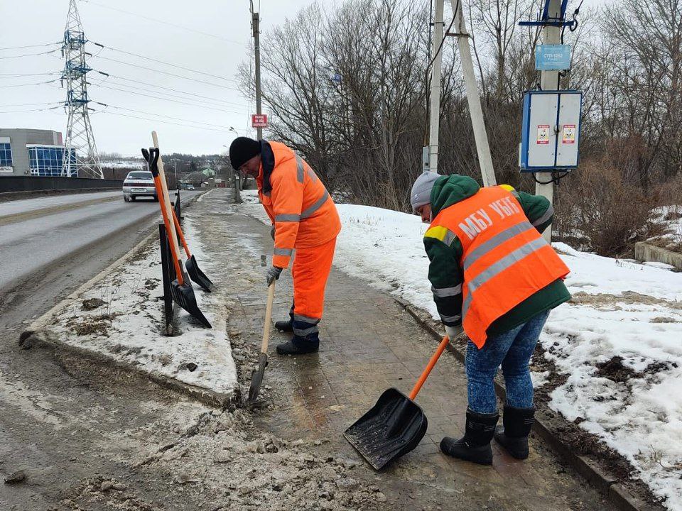 Снег в Белгороде убирают 174 человека