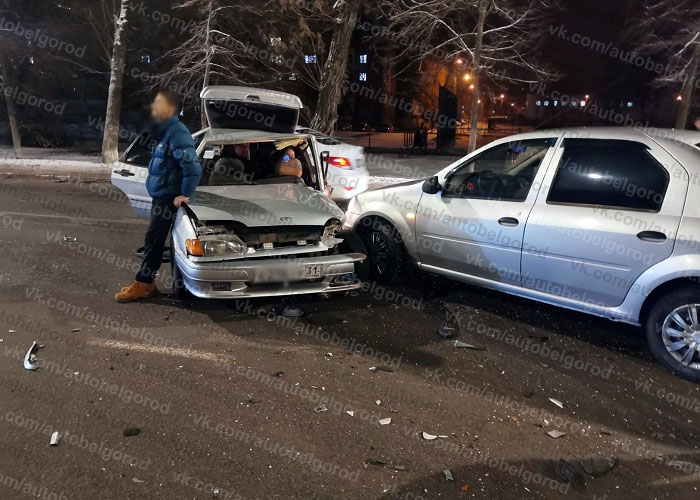 В Белгороде возле «Мега Гринна» столкнулись сразу 4 машины
