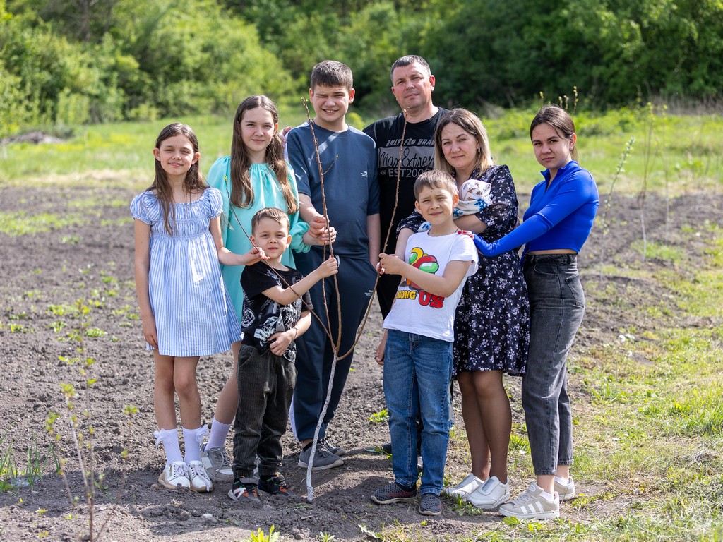 Семья Морозовых в апреле высадила собственный сад