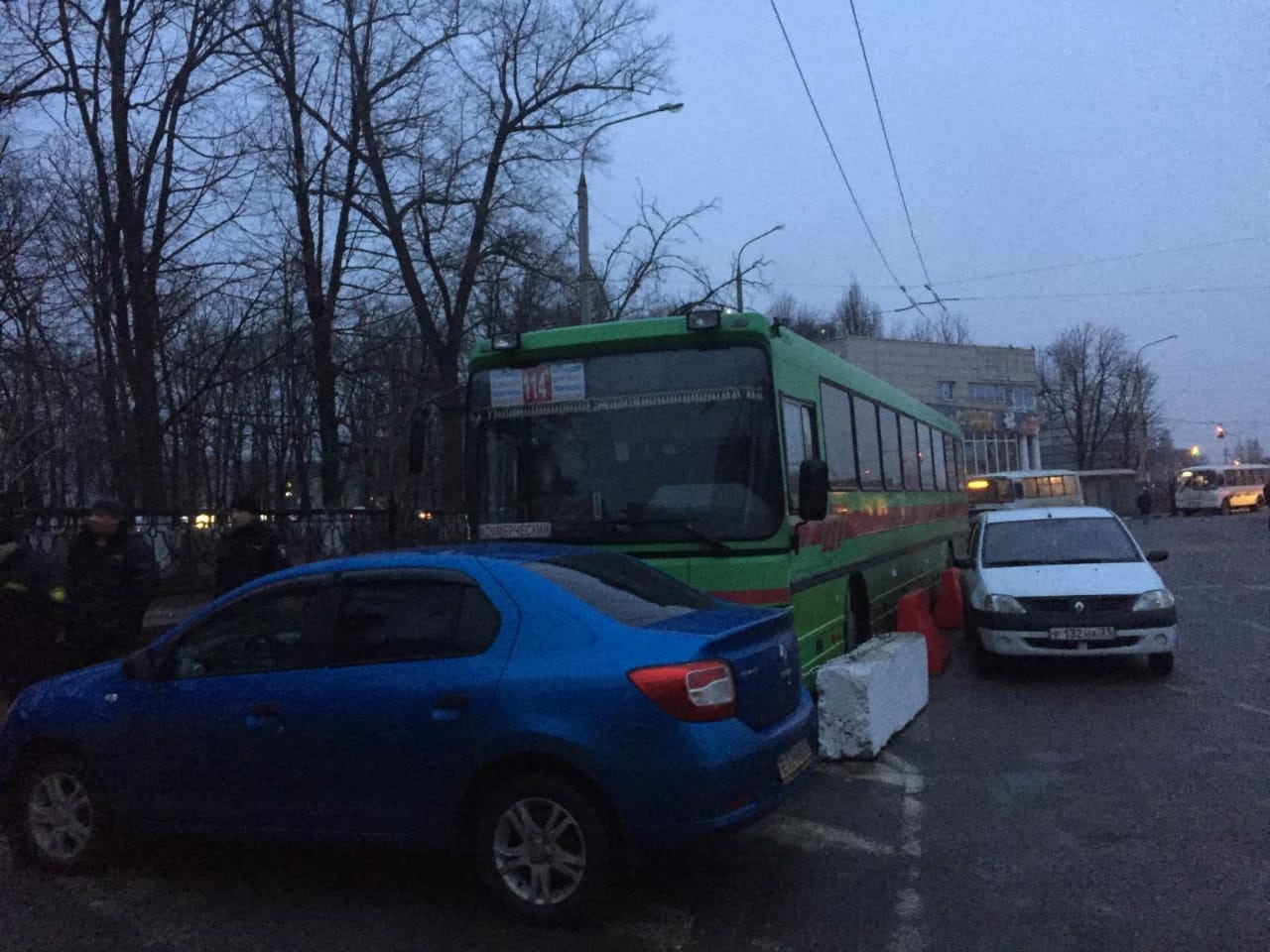 Автобус 114 белгород мясоедово. Белгород нелегалы. Скандал с автобусами перевозчиками в Белгороде. Как в Белгороде блокировали автобусы.