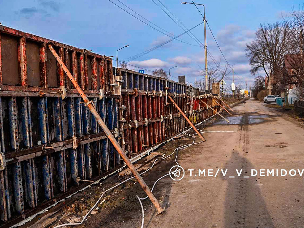 В Белгороде продолжают ремонтировать подпорную стену на улице Красноармейской