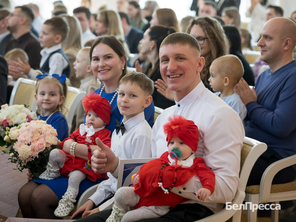 В Белгороде 44 молодым семьям вручили сертификат на улучшение жилищных условий