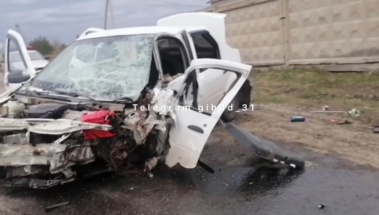 В Ивнянском районе водитель иномарки врезался в бетонное ограждение и погиб