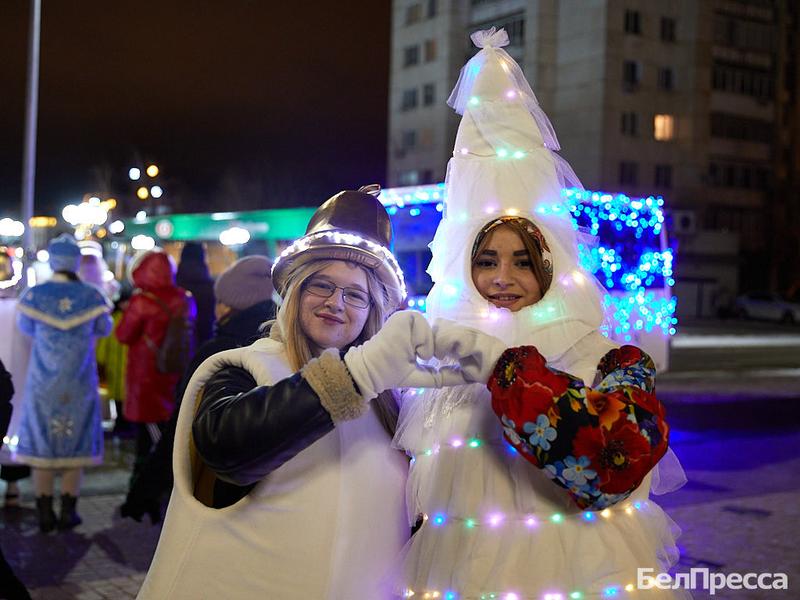 Как Дед Мороз зажёг городские ёлки в Белгороде (фоторепортаж)