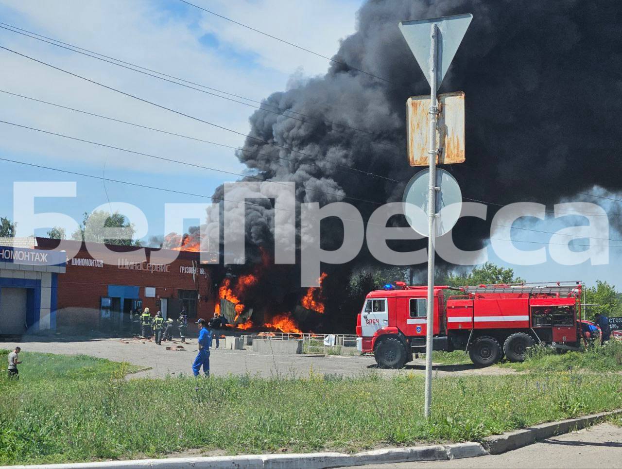 Очевидцы рассказали о пожаре на складе шин станции техобслуживания в Белгороде