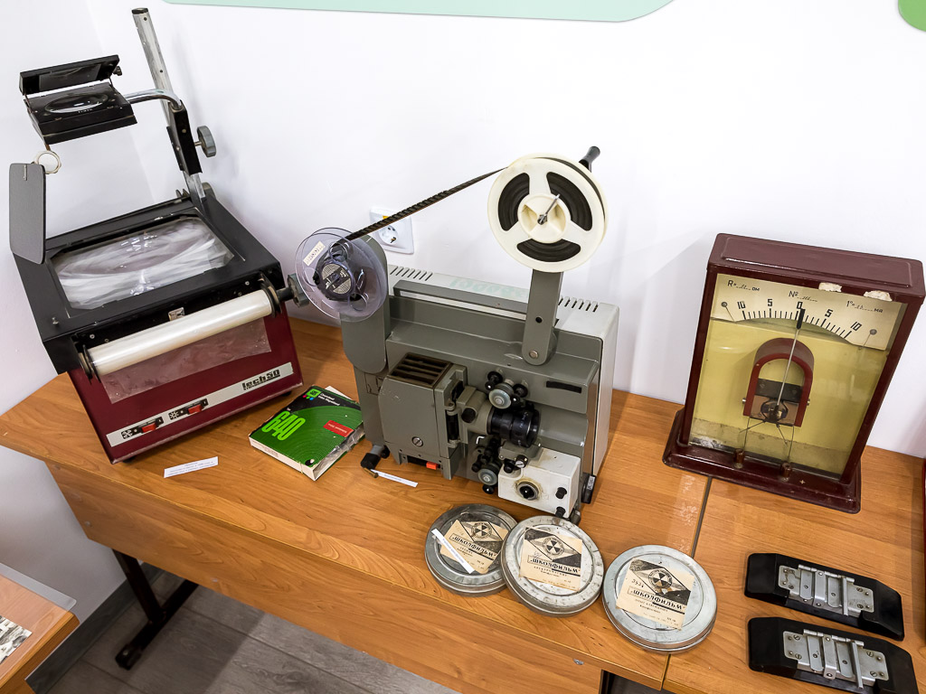 В экспозиции — первый школьный проектор и плёнки учебных фильмов