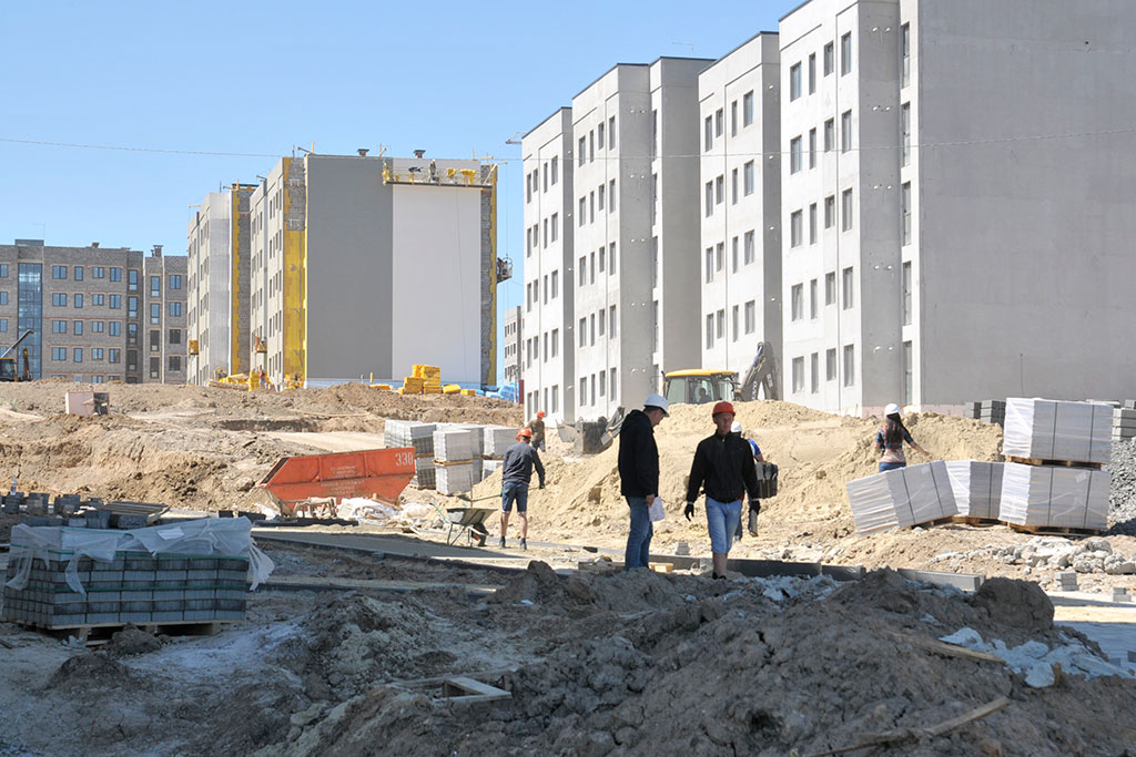 Сейчас строим. Стройка в Луганске. Строительство жилья в Белгородской области. Строят стену в Белгородской области. Луганск строят.