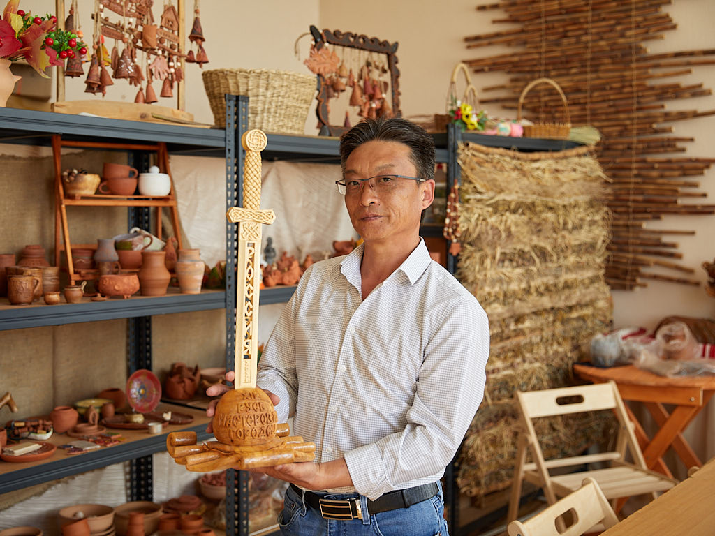 Представитель древнего корейского рода создаёт деревянные шедевры в Белгородской области