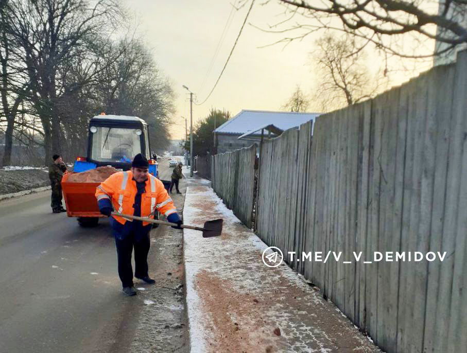 В Белгороде обрабатывают дороги и тротуары от наледи