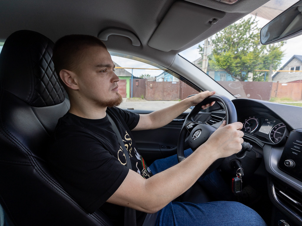 «Шокирован их возможностями». Белгородский таксист спас пенсионера от мошенников