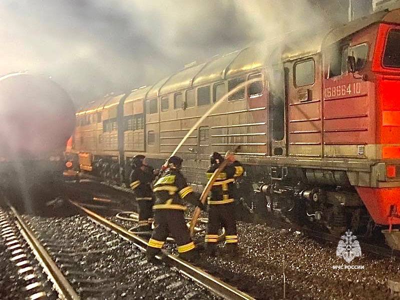 Ночью на железнодорожном вокзале в Старом Осколе загорелся тепловоз