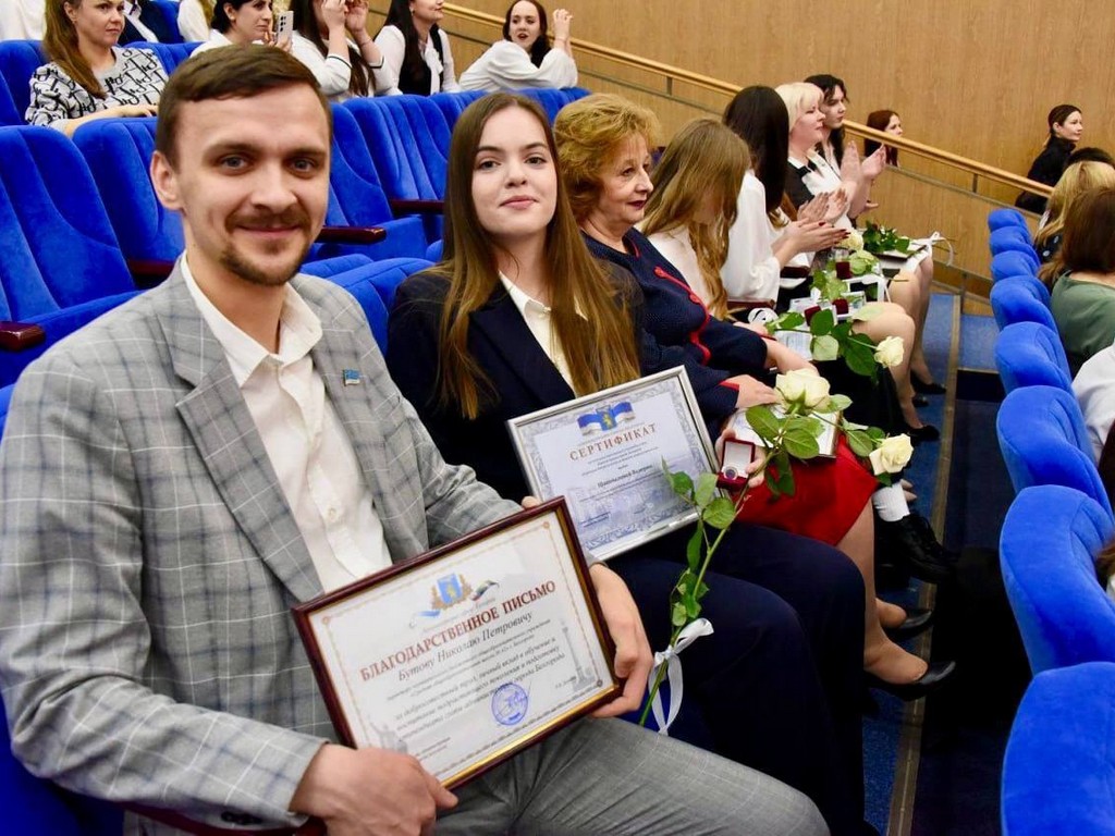 100 одарённых школьников получили стипендии мэра Белгорода