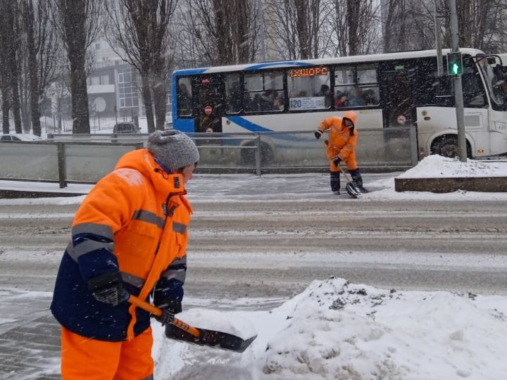 Снег в Белгороде убирают 800 человек и 80 единиц спецтехники