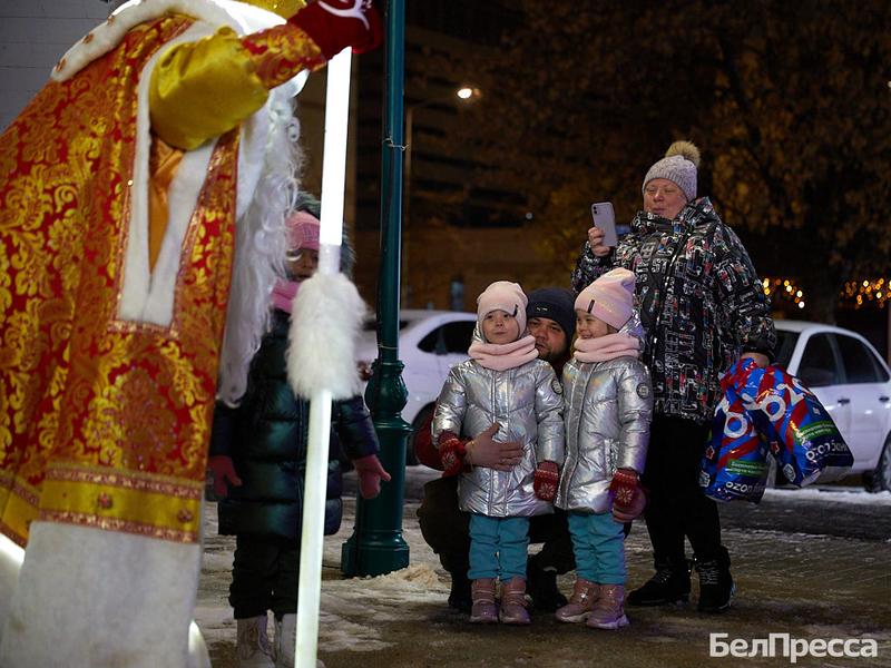 Как Дед Мороз зажёг городские ёлки в Белгороде (фоторепортаж)