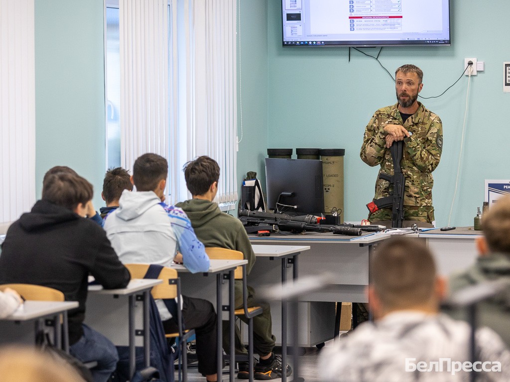 Более 120 белгородских подростков начали обучаться в центре «Воин»