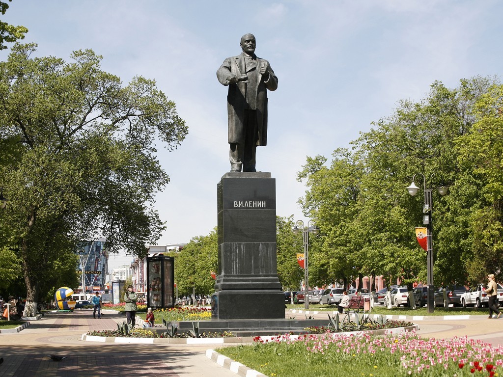 Парк ленина. Перовский парк памятник Ленину. Памятник Ленину в Валуйках. Памятник Ленину в Кропоткине. Статуя ЛЕНИНАВ Перовском парке.