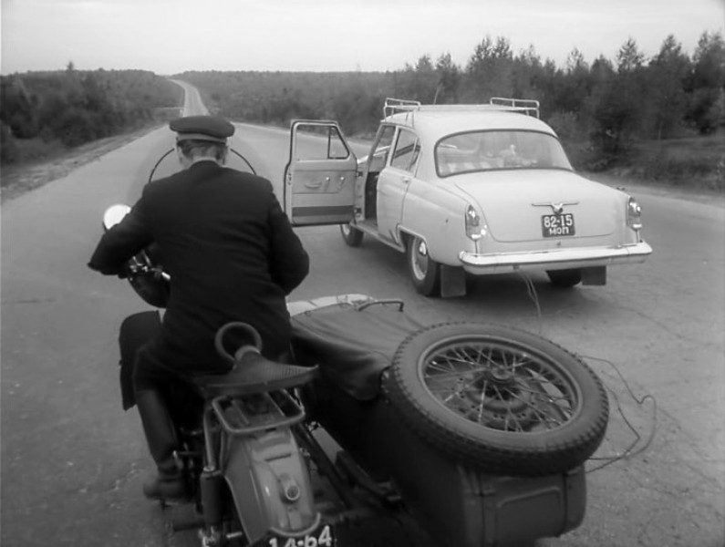 Кадр из фильма  «Берегись автомобиля»