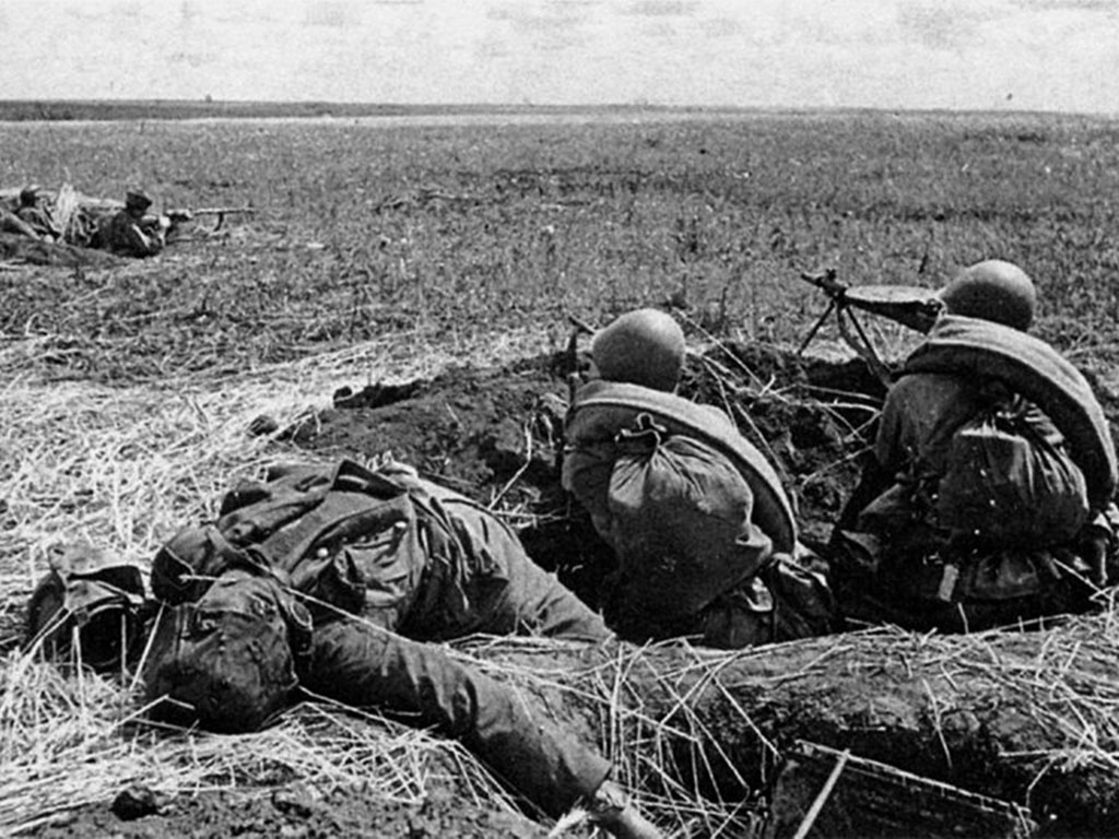 Передовые советские подразделения ведут бой в немецких окопах. Курская битва, 10 июля 1943 года