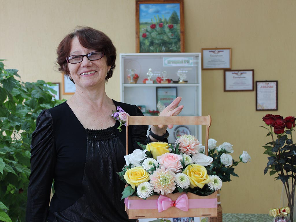 Валентина Чайка делает цветы из фоамирана