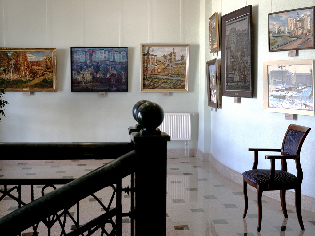 На выставке 17 картин запечатлены 60 лет из жизни Белгорода