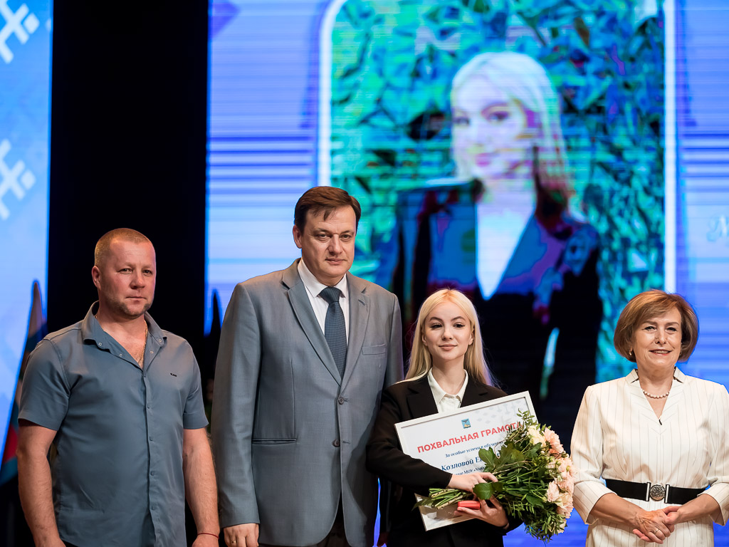 Выпускников Белгородского района поздравили с окончанием школы