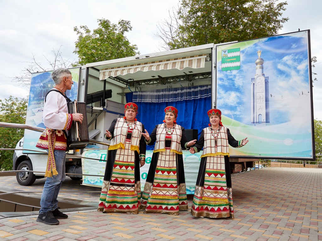 Самодеятельные артисты выбирают для зрителей душевный репертуар