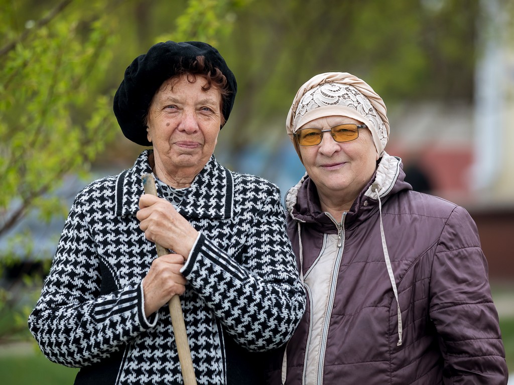 Ольга Баландаева (слева) вместе с неравнодушными жителями преображает свой двор