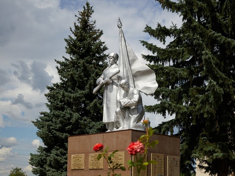 Медный памятник, установленный в честь мужественных воинов, разработал художник Юрий Гребенюк