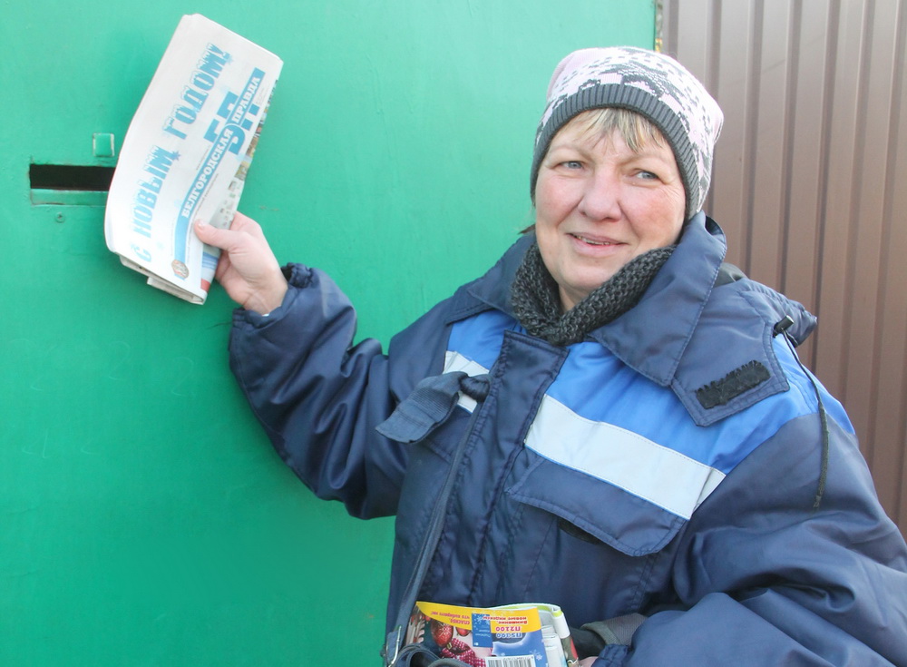 Почтальон новосибирск. Куртка почтальона. Почтальон женщина. Почтальон фото. Спецодежда почтальона.