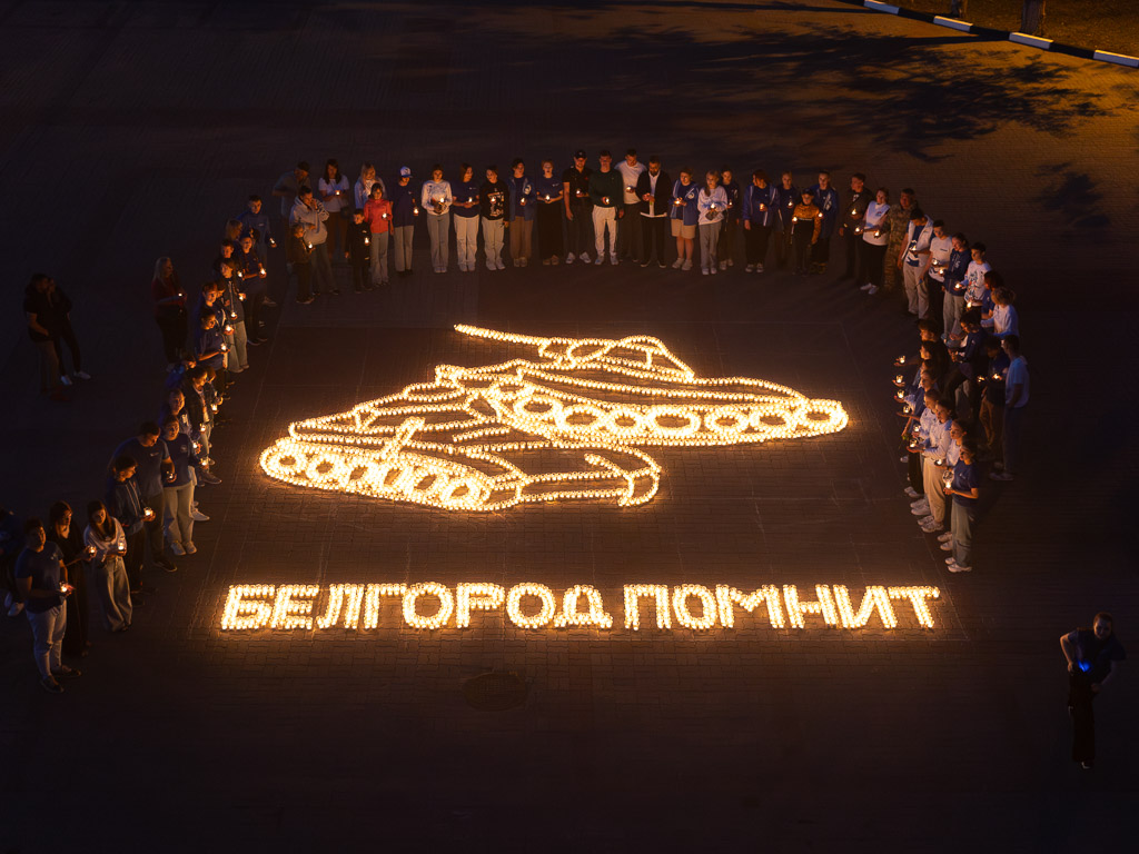 В Белгороде из свечей выложили изображение танкового тарана