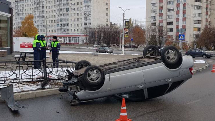 На Харгоре в Белгороде перевернулась легковушка