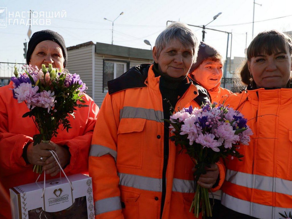 В честь 8 Марта губернатор Гладков вручил цветы работницам Белгорблагоустройства