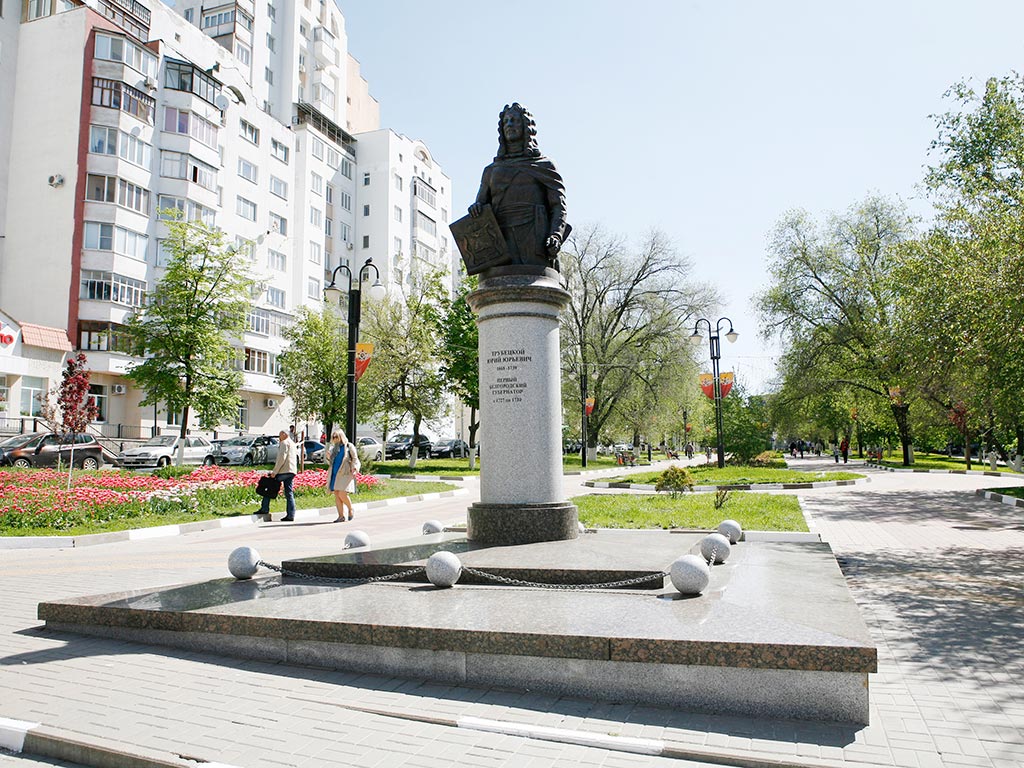 Трубецкой белгород. Памятник князю Трубецкому в Белгороде. Трубецкой и Белгород. Белгород ул князя Трубецкого памятник. Памятник Юрию Трубецкому в Белгороде.